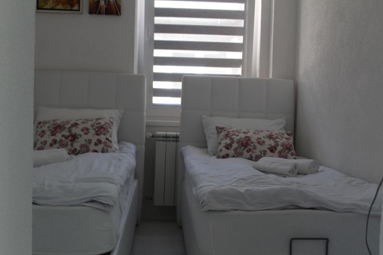Red Apartment Sarajevo Bagian luar foto