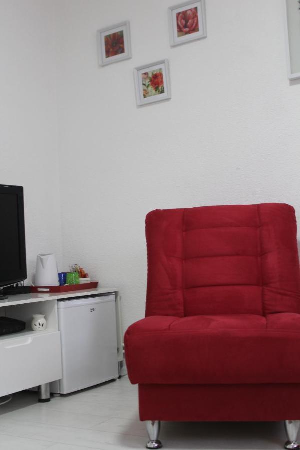 Red Apartment Sarajevo Bagian luar foto